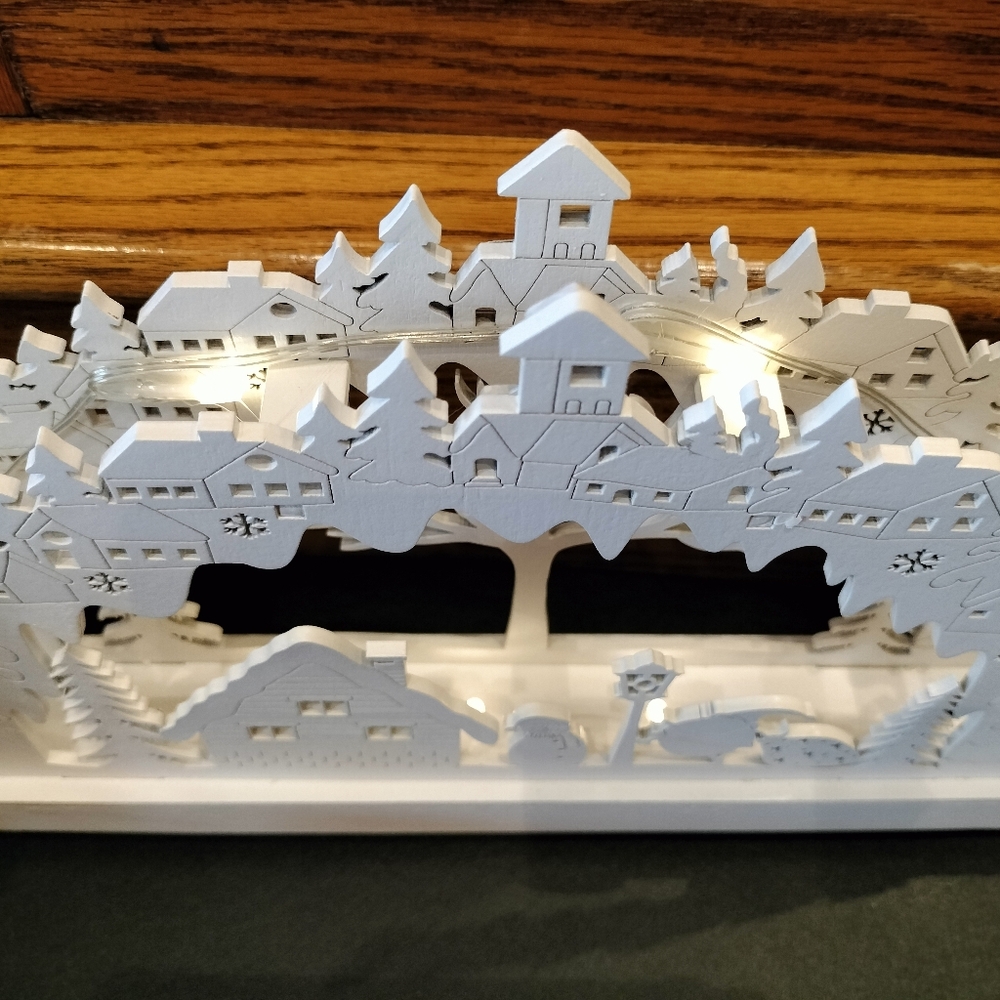 New in box Avon Woodland Village  Light Up Decoration - Picture 3 of 4
